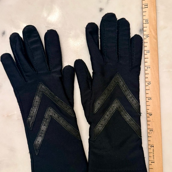 Isotoner Black Leather and Fabric Gloves. Vintage Early 90’s - Picture 5 of 6